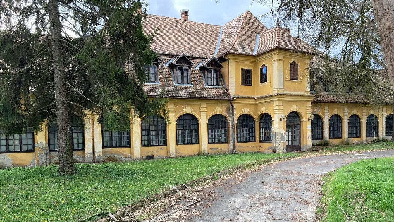 Mesebeli kastély a Balatonhoz közel, de nem hiszed el az állapotát - ezek a fotók letaglóznak!