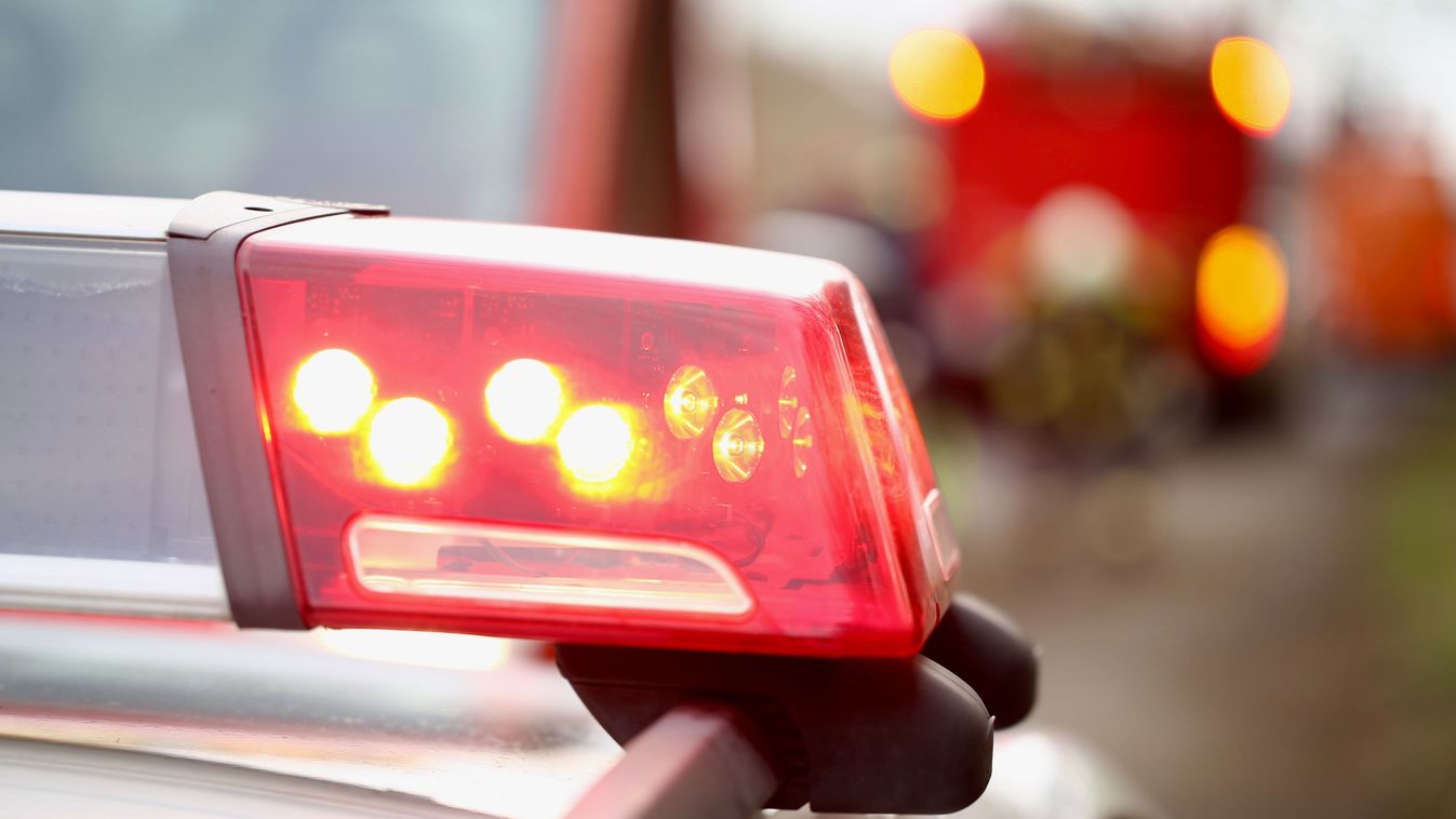 Személyautó és teherautó ütközött a 74-es főúton