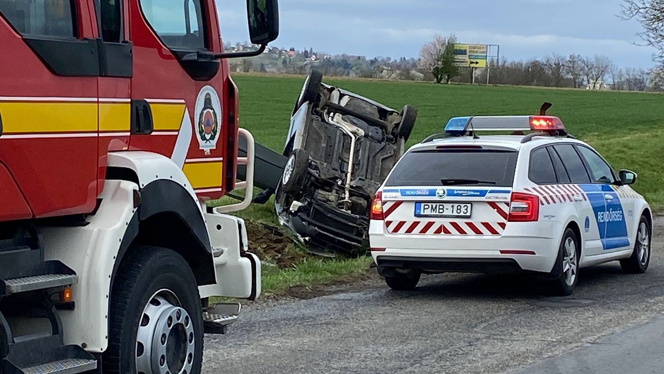 Felborult egy autó Zalaegerszeg határában (helyszíni fotók)