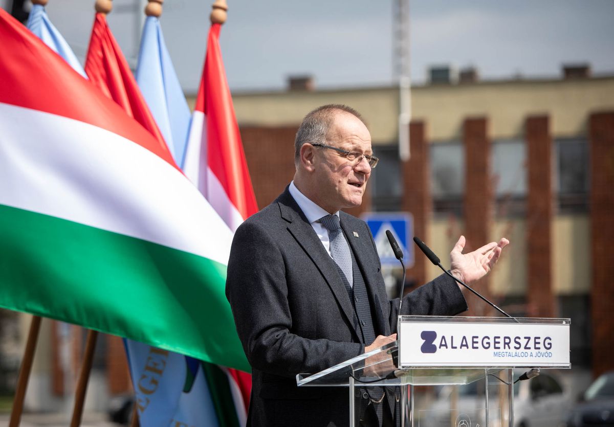 Kosztolányi utca kétirányúsítása. Dr. Navracsics Tibor közigazgatási és területfejlesztési miniszter ünnepi beszédében a zalaegerszegiek, zalaiak szorgalmát méltatta a beruházás megvalósítása kapcsán