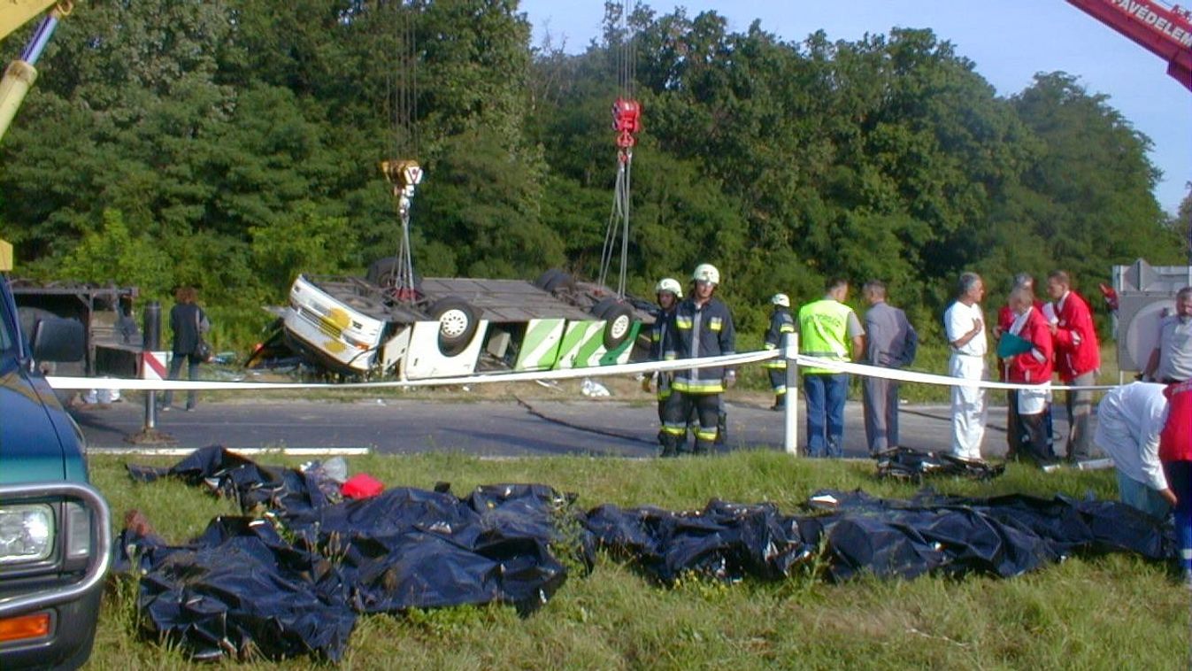 16 mentő igyekezett a segítségükre, húszan haltak meg az emlékezetes zalai közlekedési balesetben