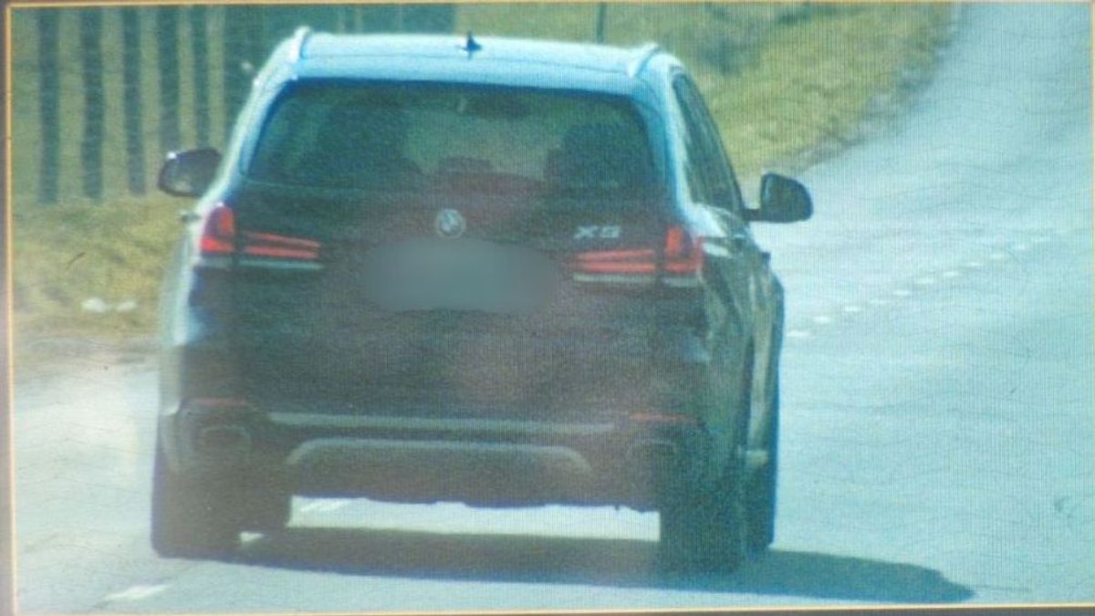 Odalépett a BMW terepjárós: 50 helyett 120-szal rongyolt végig a falun, ennyi a bírság