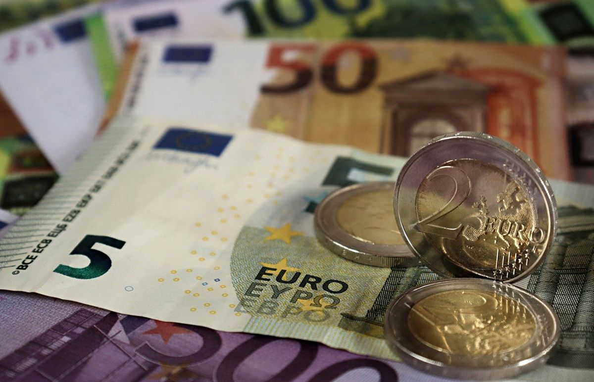 Az euróbankjegyek első sorozatát, közte az 500 euró címletet, 2002. január elsején bocsátották ki