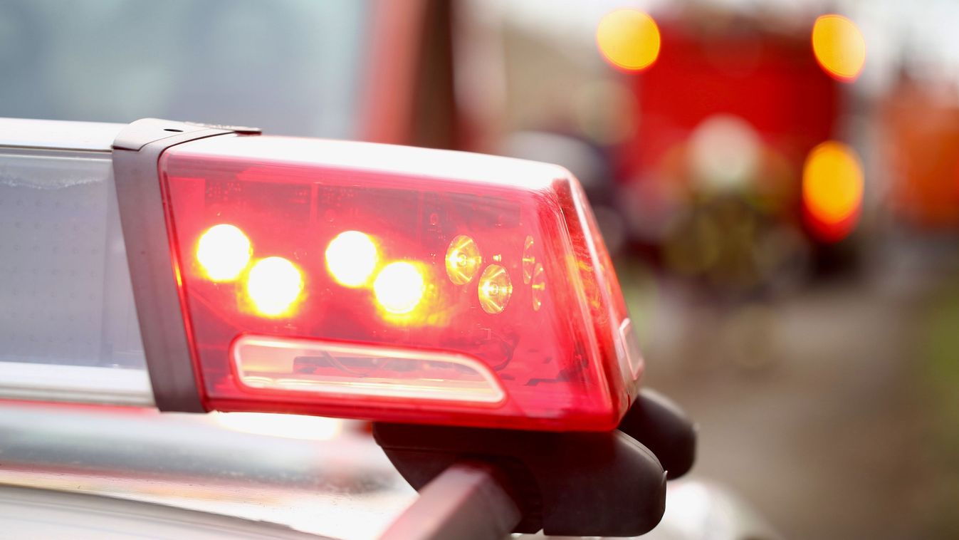Kamionnal ütközött, árokba sodródott egy autó a 8-ason