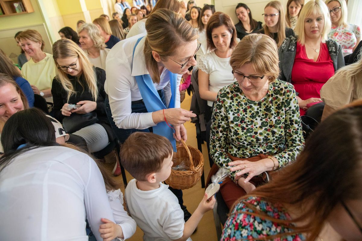 Bölcsődék napja. Az Űrhajós Bölcsőde kisgyermekei ajándékot adtak át az ünnepség résztvevőinek