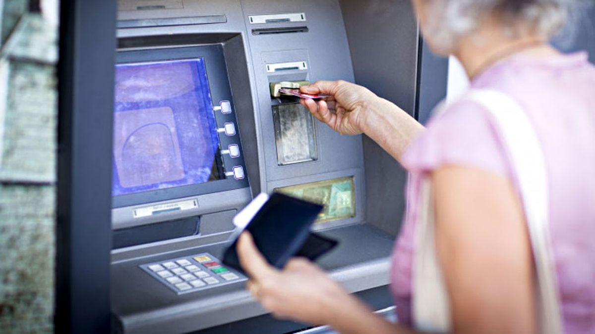 Vélhetően a bankkártya keresgélése miatt maradnak dolgok – a hajgumitól kezdve az igazolványokig– az ATM-eknél.