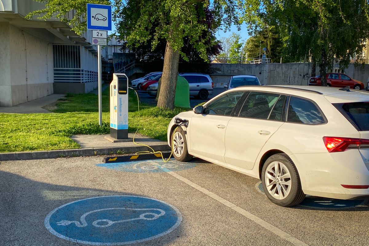 elektromos töltőállomás