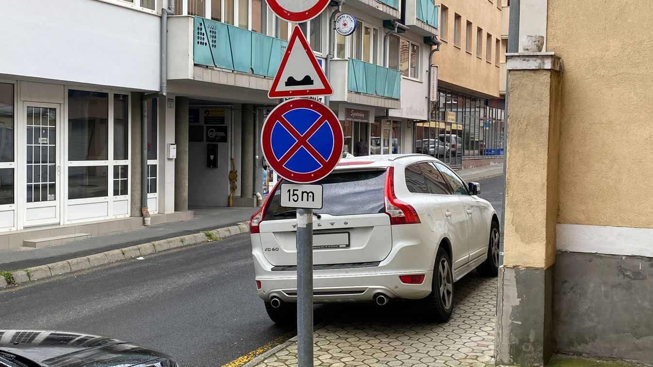 Félig a járdán, megállni tilosban!