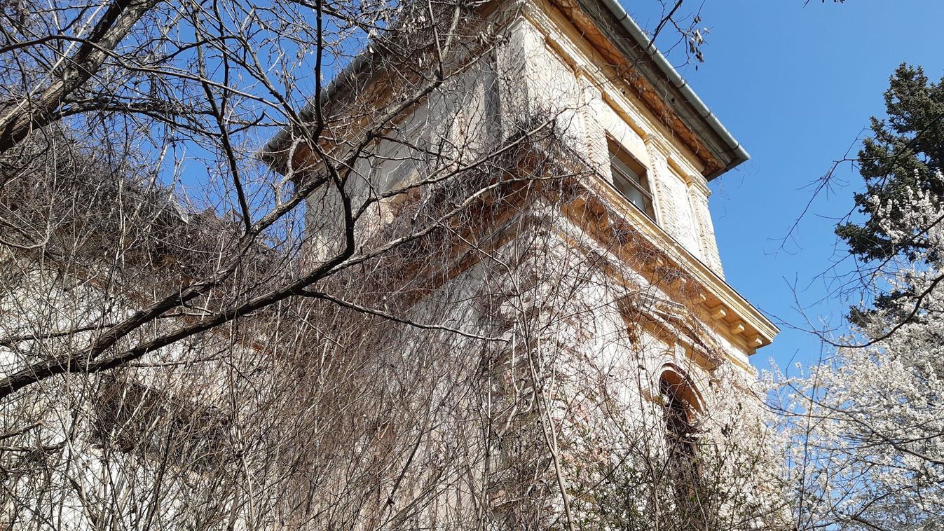 Kísértetjárta kastély a Balaton partján