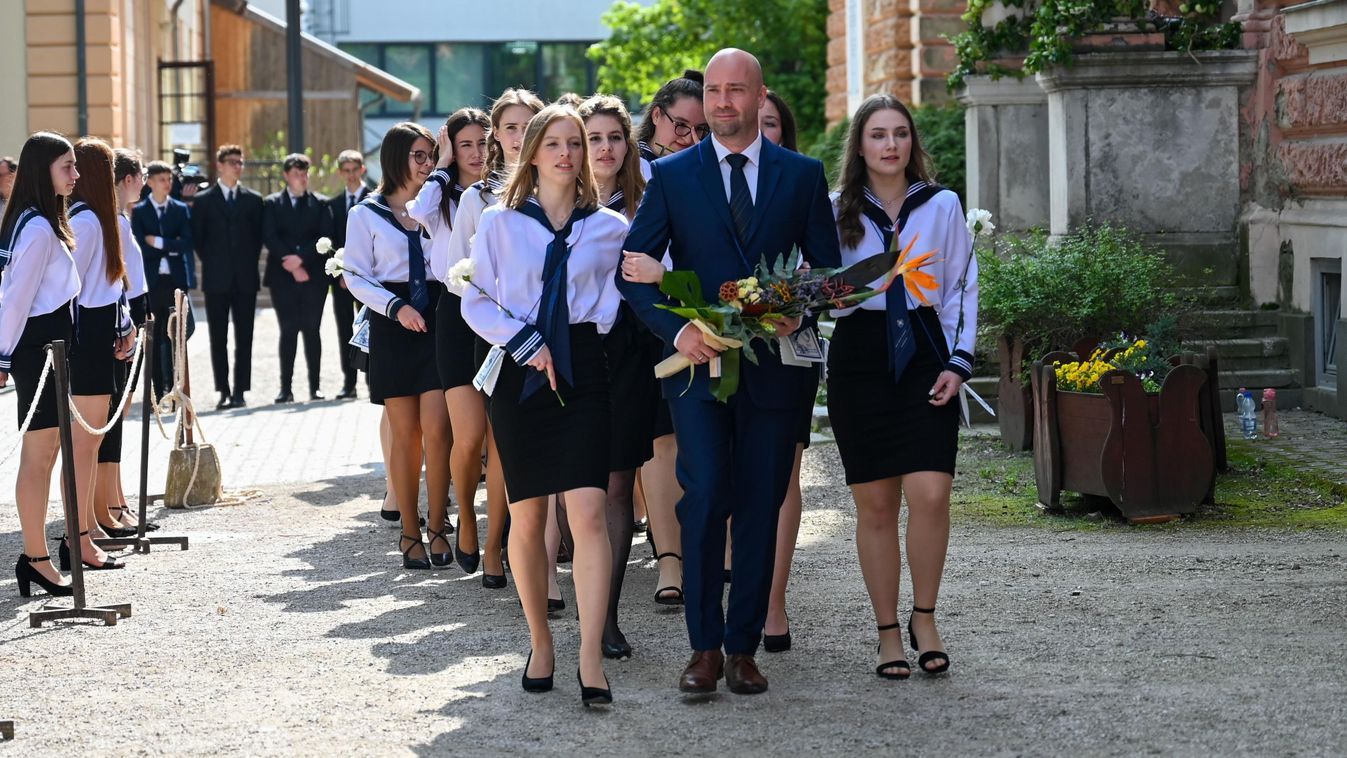 Örök kérdés: drága ajándékok ballagásra vagy csak örüljünk a gyerek érettségijének?