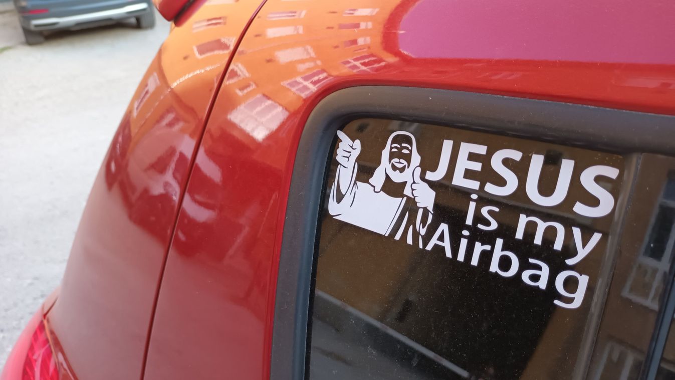 A hit önmagában nem véd meg az úton