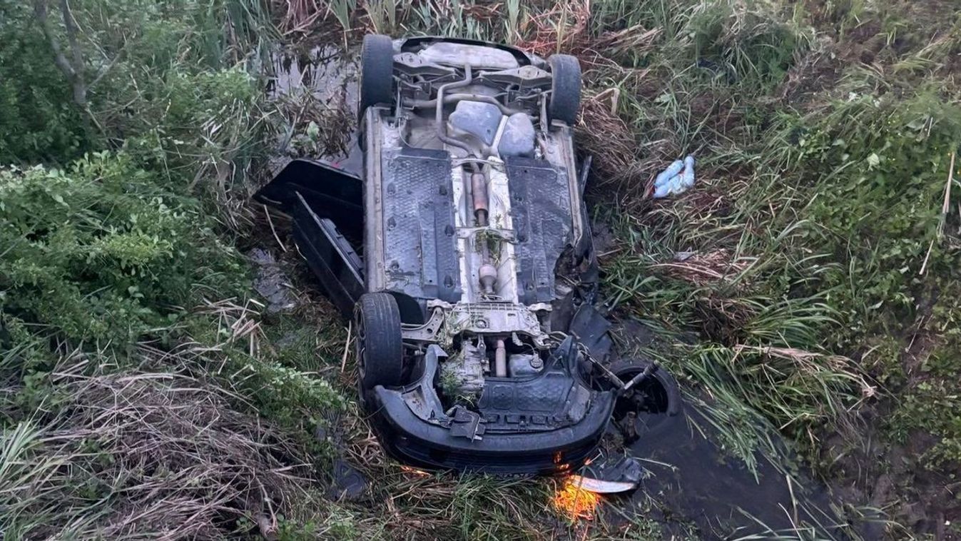 Mély árokba zuhant a VW Golf, nem élte túl a sofőr a dunántúli balesetet