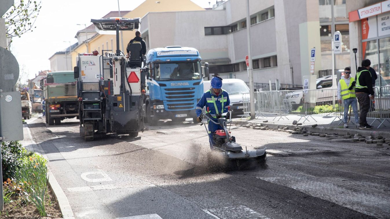 Bontják a burkolatot, autóval erre most ne közlekedjen Zalaegerszegen! (galéria)