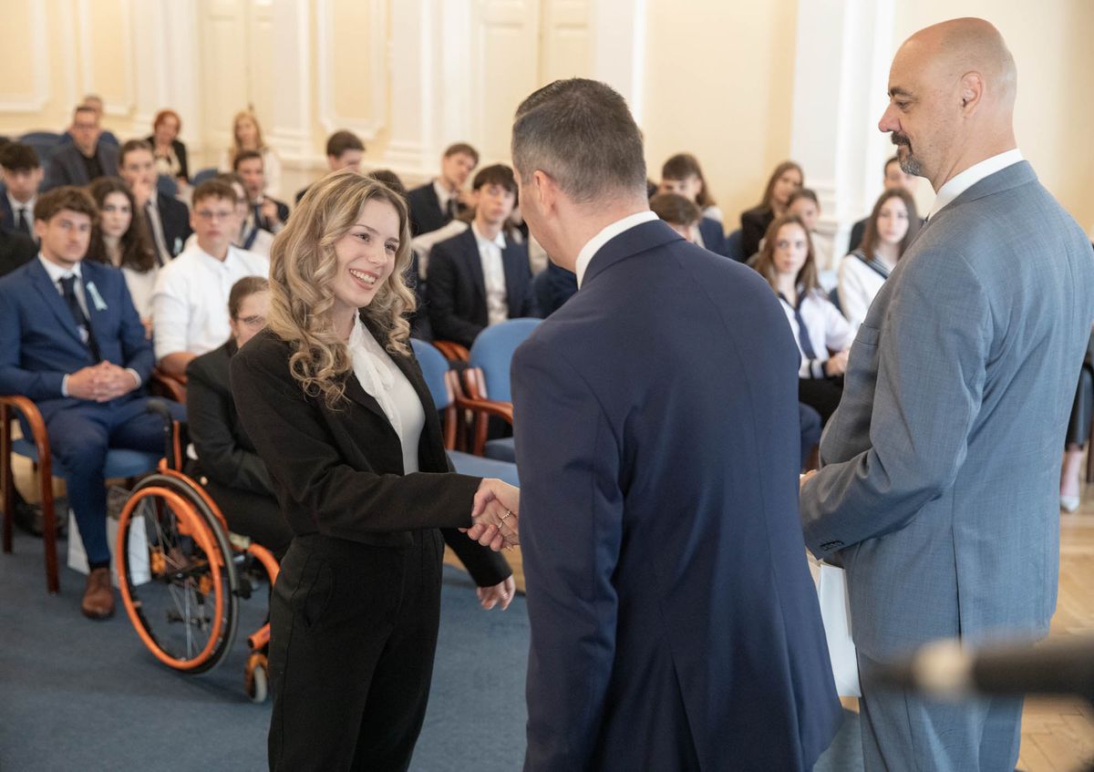 Moll Sarolta, a Kölcsey Ferenc Gimnázium végzős diákja nemzetközi táncversenyen ért el első helyezést. Balaicz Zoltán és Kajári Attila adta át a díjat