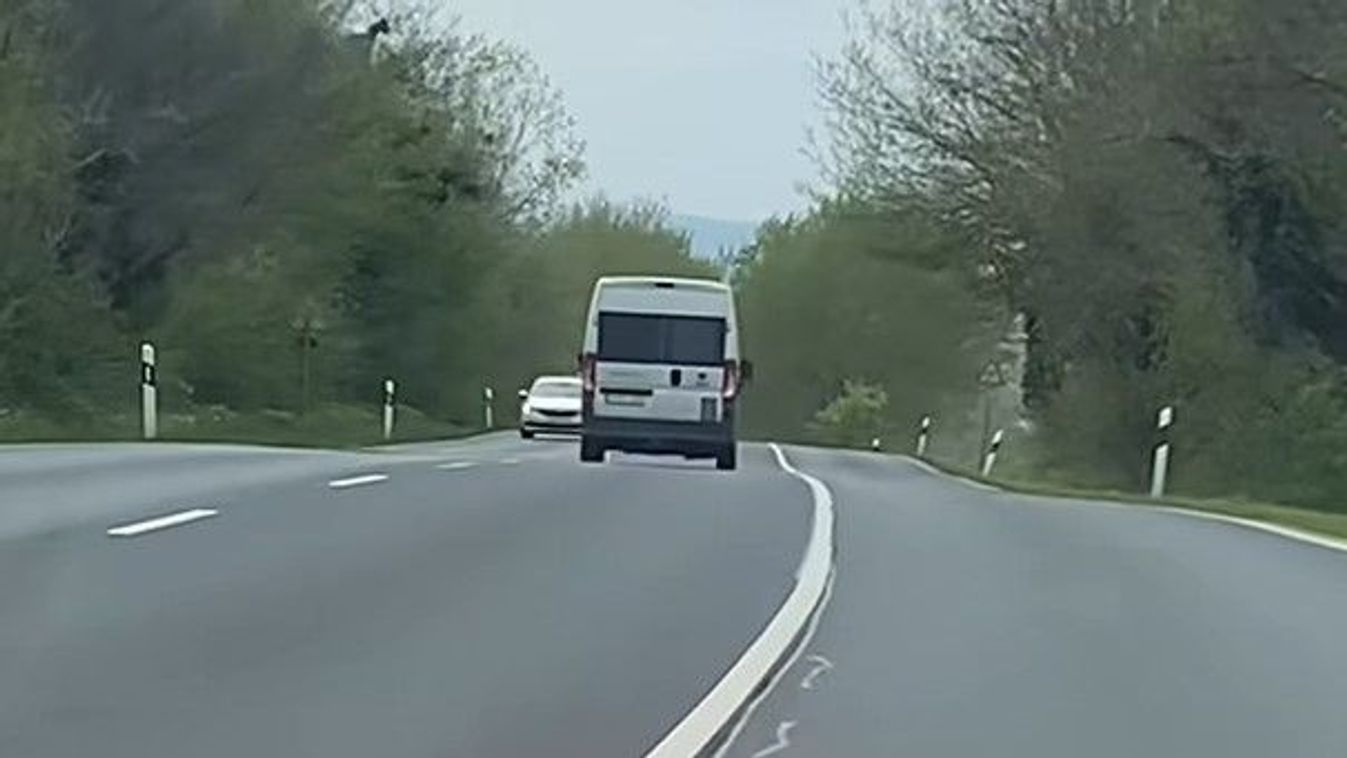 Hajmeresztő manőver a 76-os úton – szembe ment a forgalommal a kisteherautós! (videó)