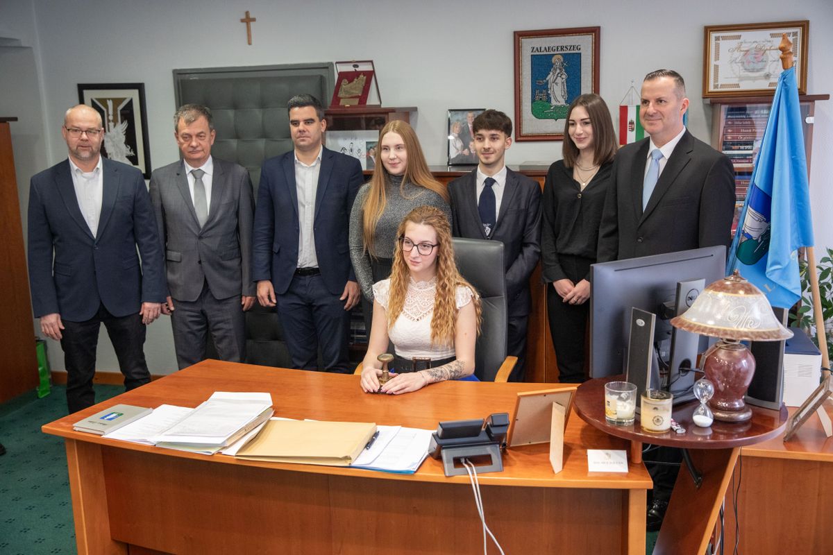 Hatalomátvétel a zalaegerszegi városházán. Hátul balról dr. Kovács Gábor címzetes jegyző, dr. Vadvári Tibor alpolgármester, Gecse Péter alpolgármester, Szommer Péter általános iskolákért felelős diák-alpolgármester, Kovács Gréta Míra középiskolákért felelős diák-alpolgármester, Balaicz Zoltán polgármester és elöl Kőnig Anna Tímea diák-polgármester