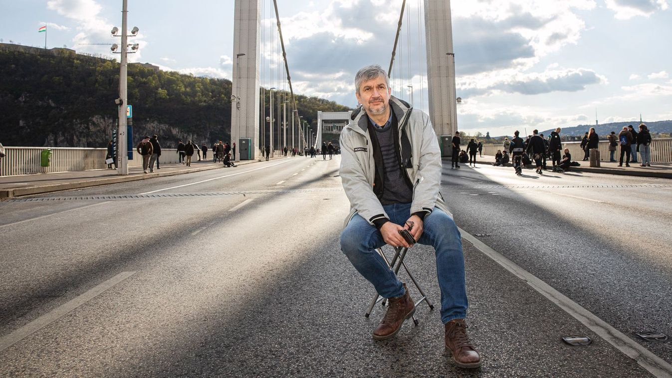 Hadházy Ákos újabb hídfoglalásra hívta az embereket, a rendőrség visszaszólt neki