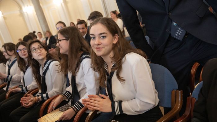 Kiváló tanulmányi és sporteredményeket elért végzős diákok köszöntése