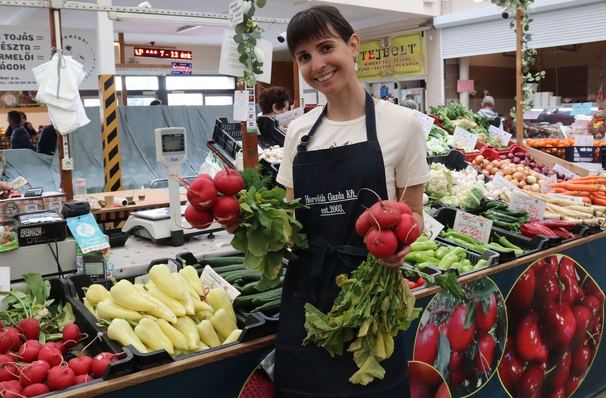 Nagypénteken nagy volt a keletje a friss zöldségeknek, a reteknek, a paprikának, amit a vásárlók a húsvéti sonka mellé szántak. Képünkön Horváth Veronika üzletvezető