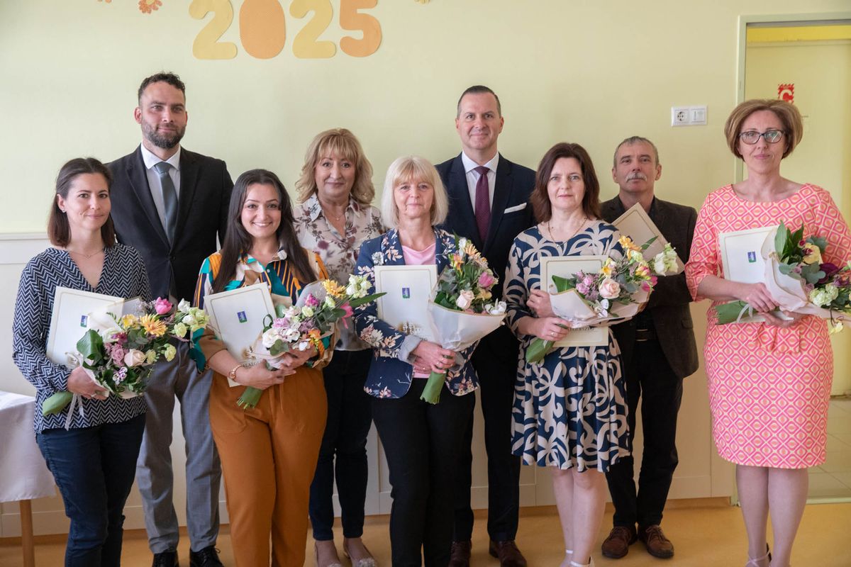 Bölcsődék napja: elöl balról Tófei Laura, Velencei Vivien, Kovács Istvánné, Császár Judit és Könye Krisztina. Hátsó sor balról: Bognár Ákos, Prenner Zsuzsanna, Balaicz Zoltán és Novák Tibor