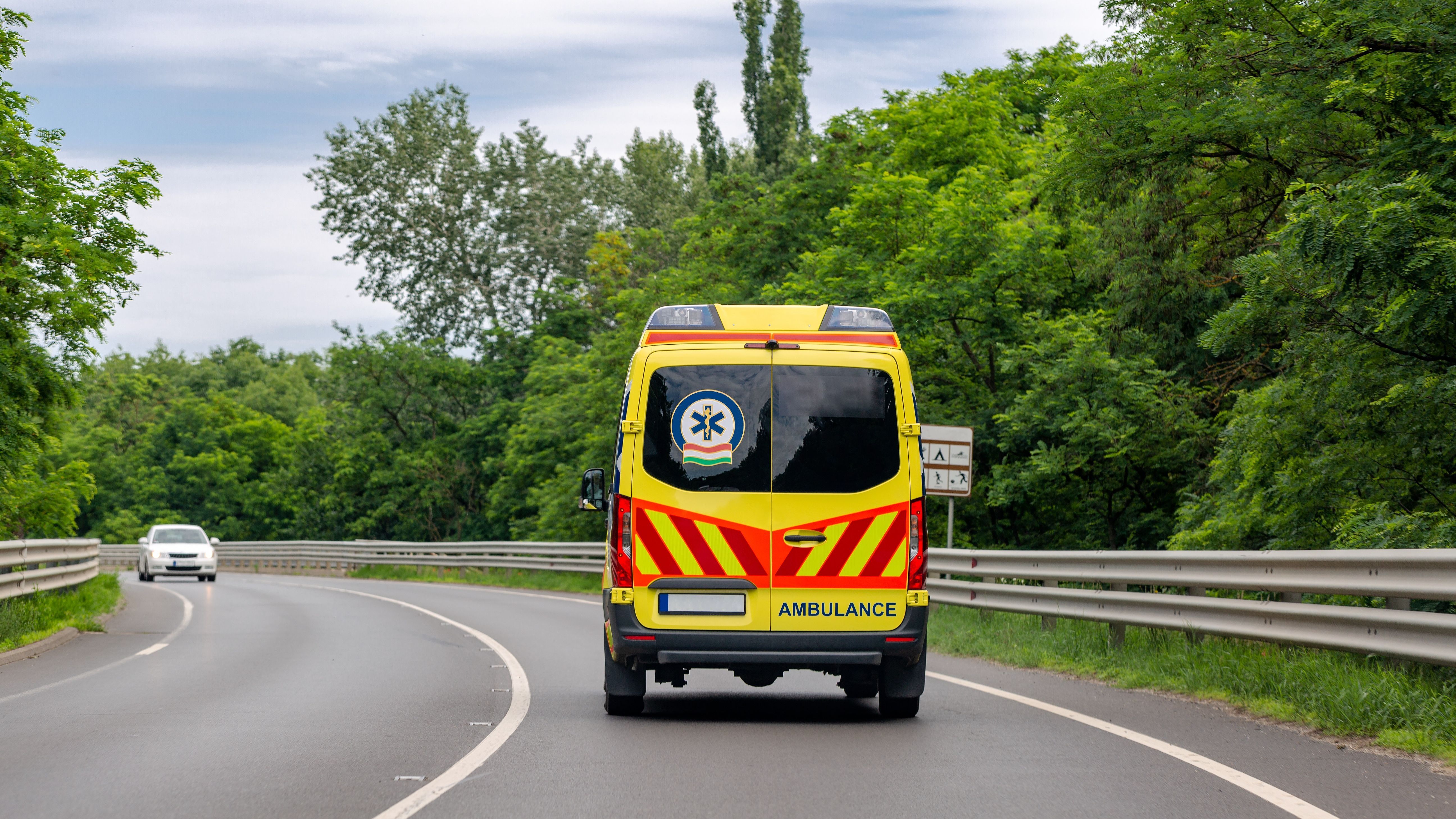 Gyerekek utaztak az M7-esen felborult kisbuszban, ketten megsérültek