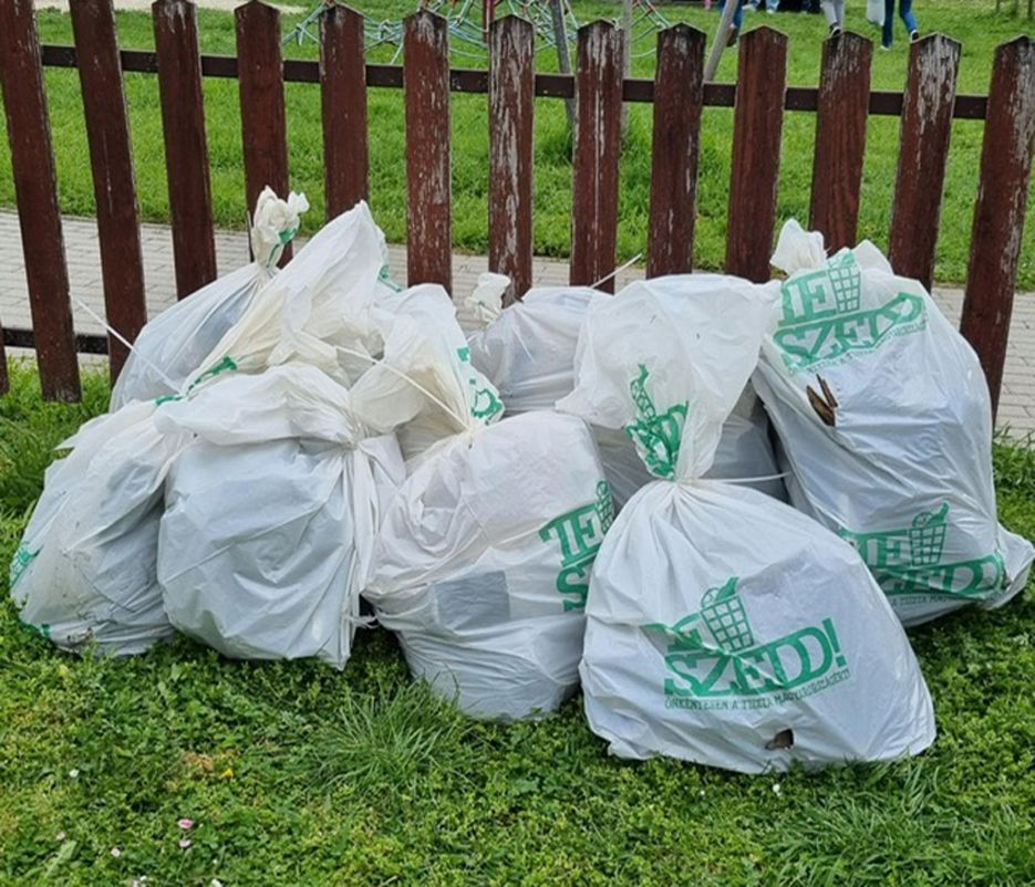 Nyolc zsák szemét a TeSzedd akció szomorú eredménye egy játszótéren és környékén!