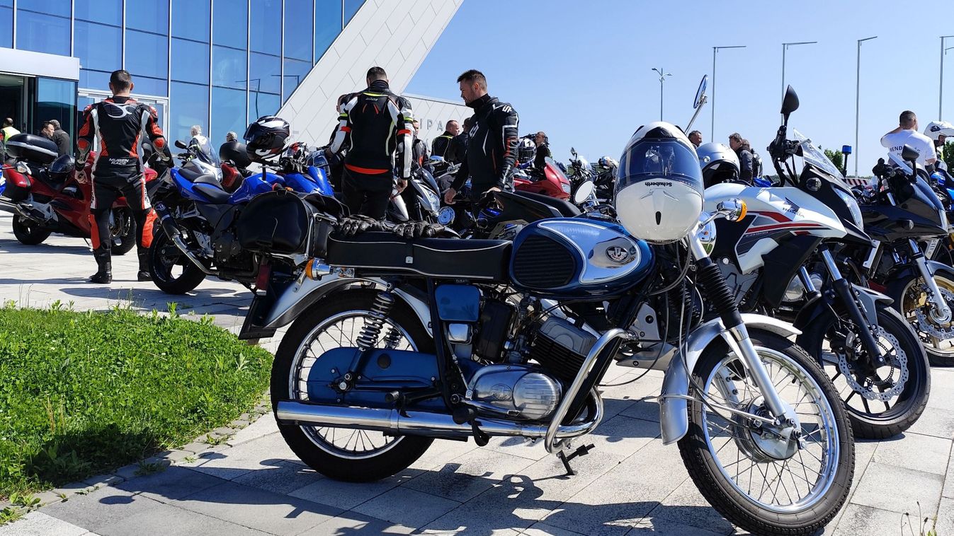 Motoros karaván járta be a tesztpályát (videó)