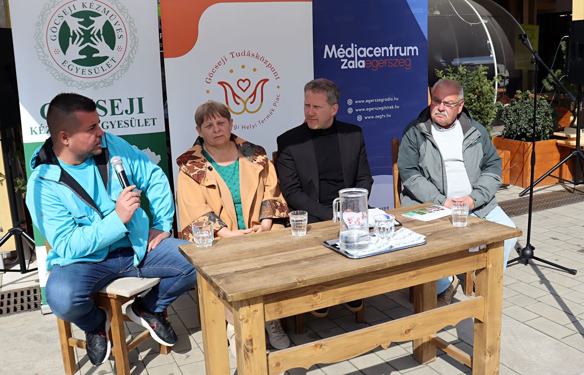 Teendők a kiskertekben címmel zajlott kerekasztal-beszélgetés a szombati palántafesztiválon. Képünkön balról Kocsis András, Csondor Katalin, Mihály Péter és Hangya László