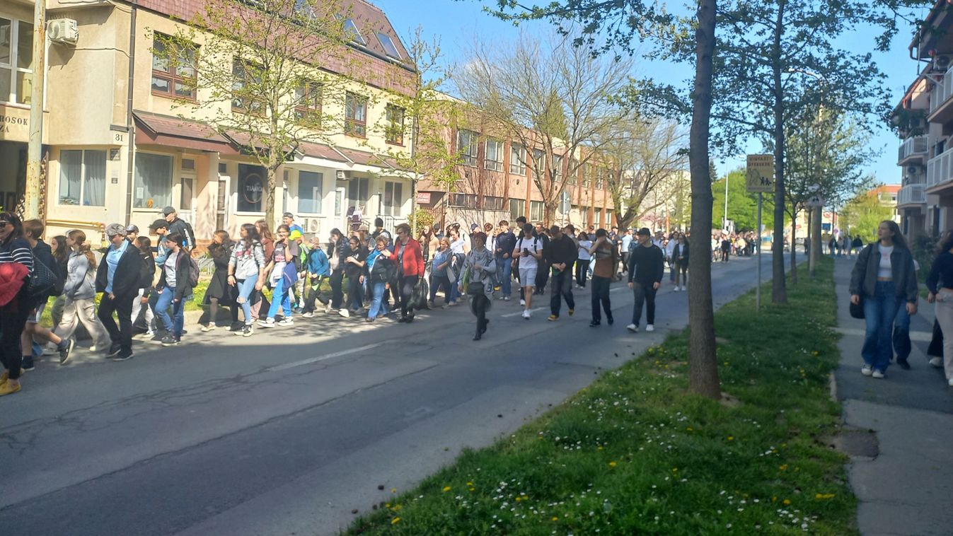 Miért vonul ez a sok gyerek a város utcáin?