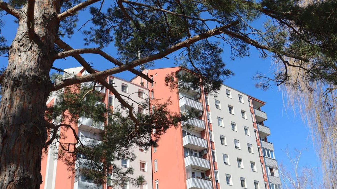 Durva: bennragadt a liftben