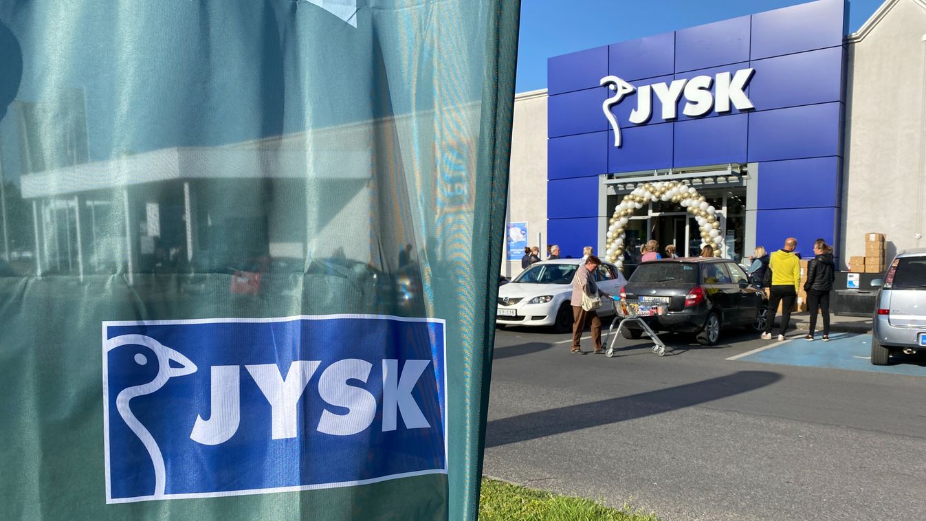 A zalai városban élénk érdeklődés mellett nyitott újra a lakberendezési áruház