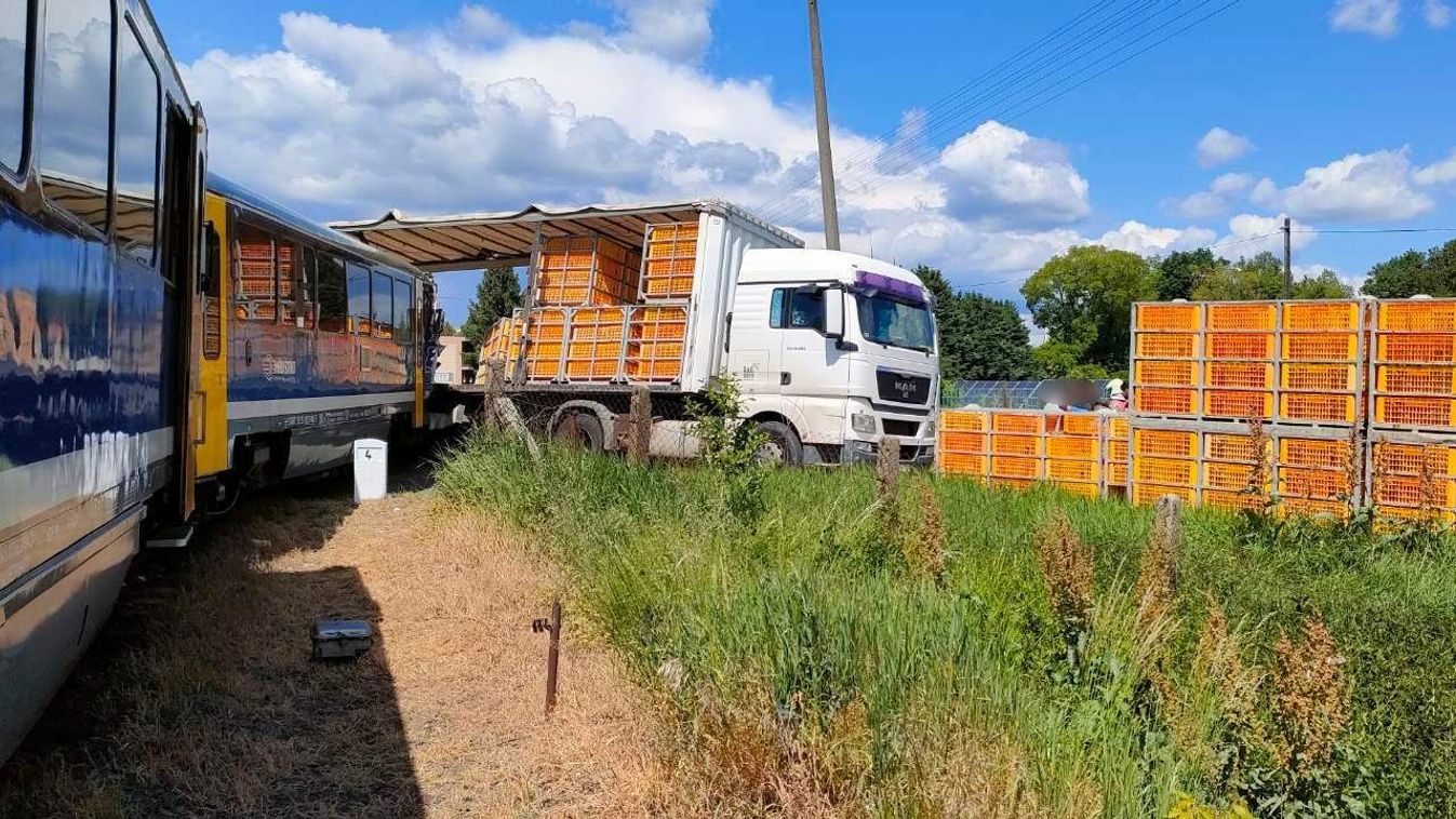 Most érkezett: elgázolta a vonat a kamiont, rendkívül súlyos baleset – fotó, videó
