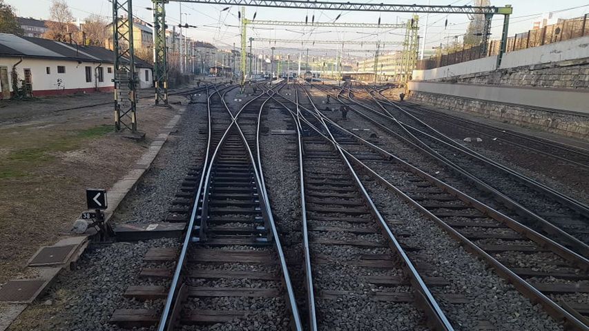 Személyvonattal ütköztek