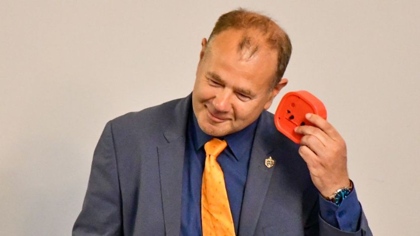 Ébresztőóra a polgármesternek: folytatódik a közéleti balhé Keszthelyen