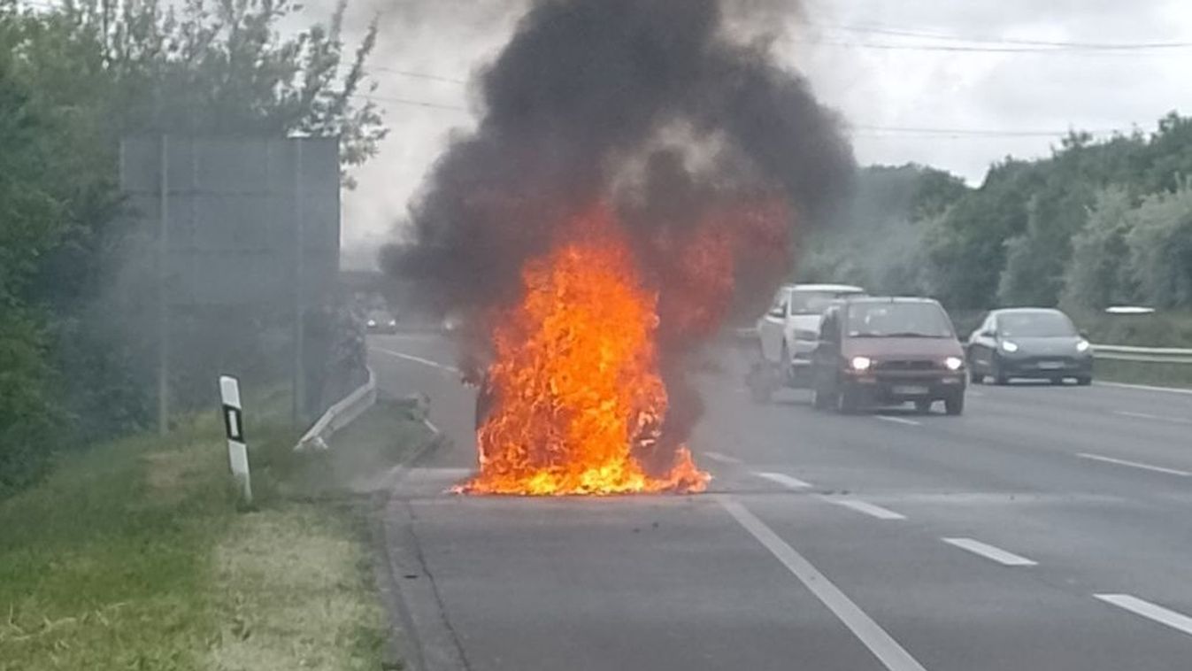 Így égett porrá az autó az M7-esen - elképesztő fotók