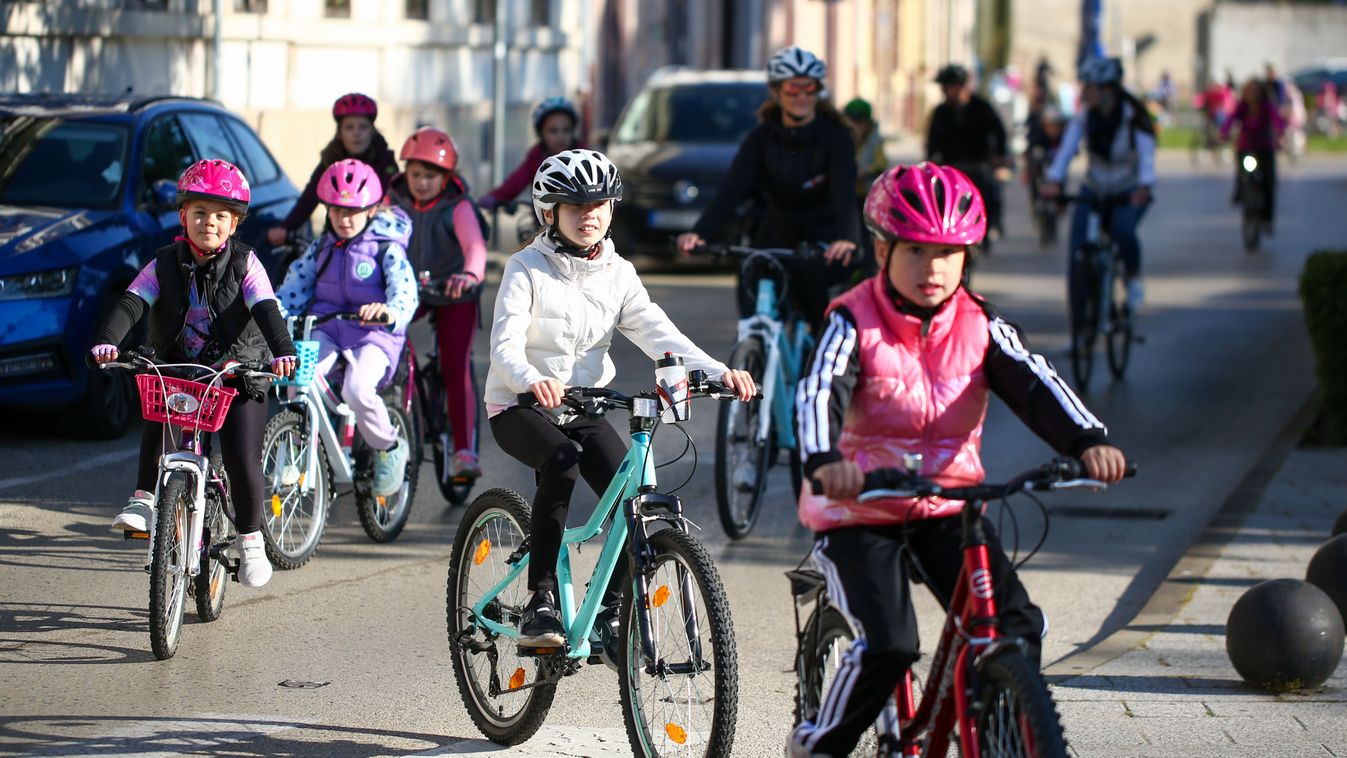 Példamutatás: mintegy 4 kilométert tekertek a gyerekek a nagykanizsai Erzsébet-térre (galéria, videó)