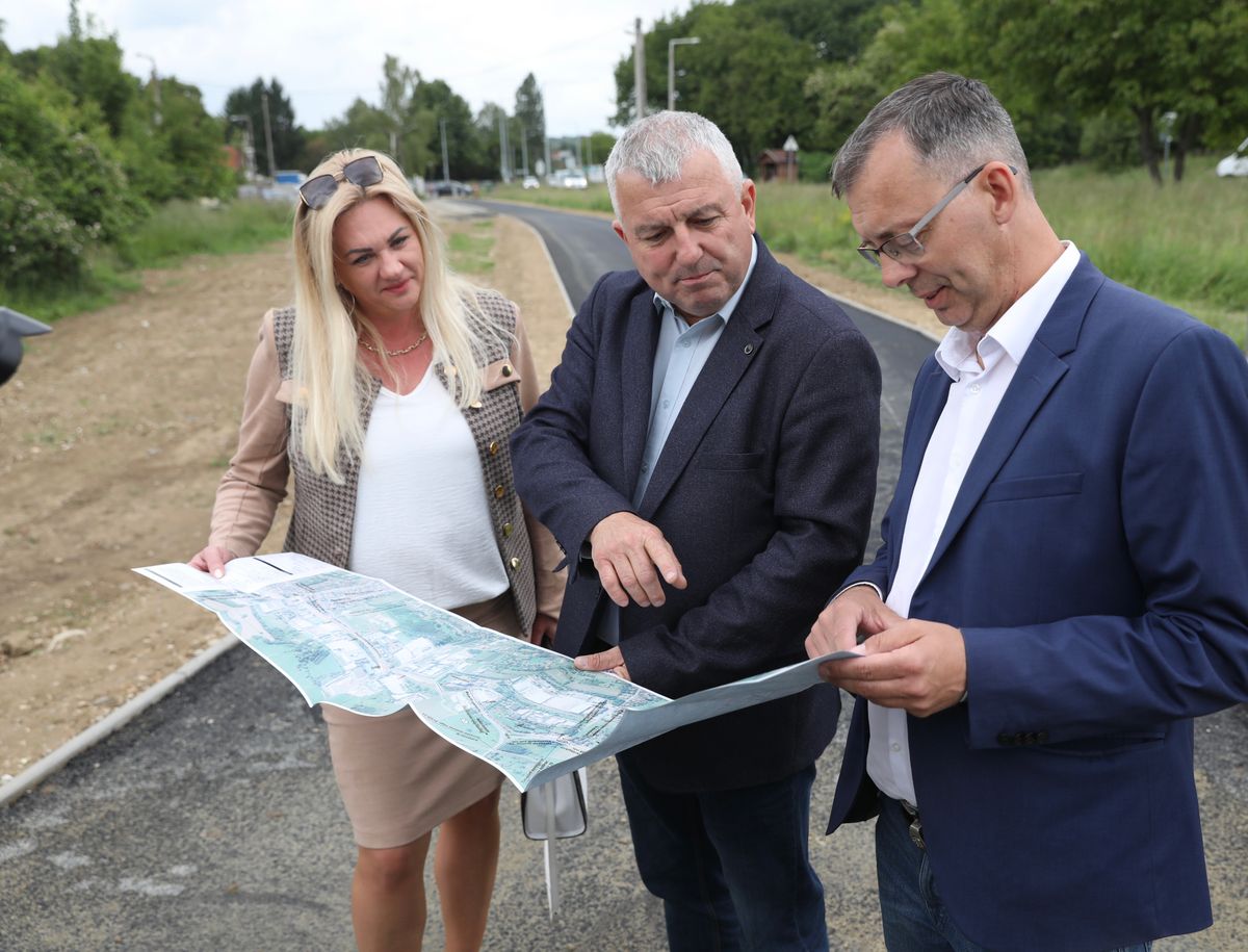 Városrészeket, falvakat, régiókat köt össze Zalaegerszeg még épülő, új kerékpárútja. Képünkön: Szalayné Németh Julianna, Domján István és Szak Tibor