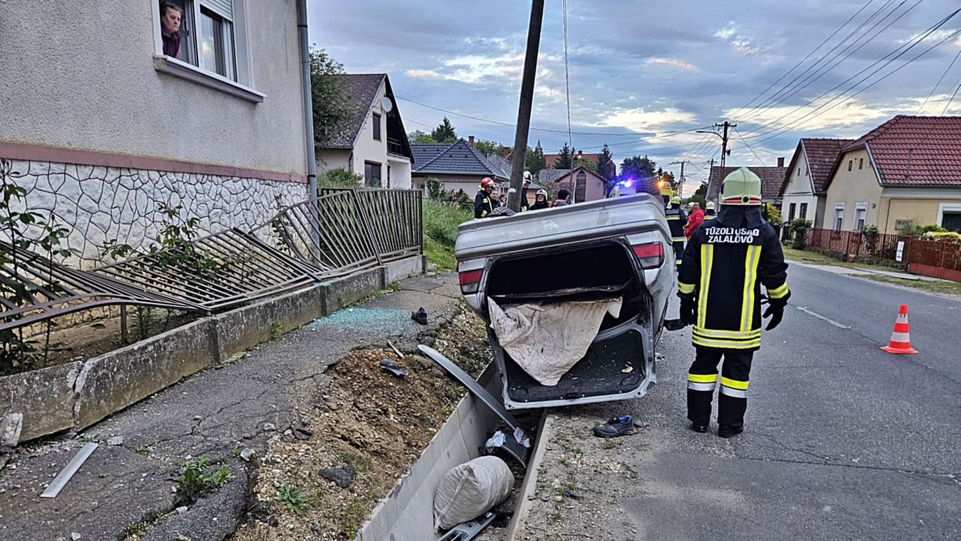 Képeken, ahogy teljesen leamortizálta a családi ház kerítését a személygépkocsi Zalában