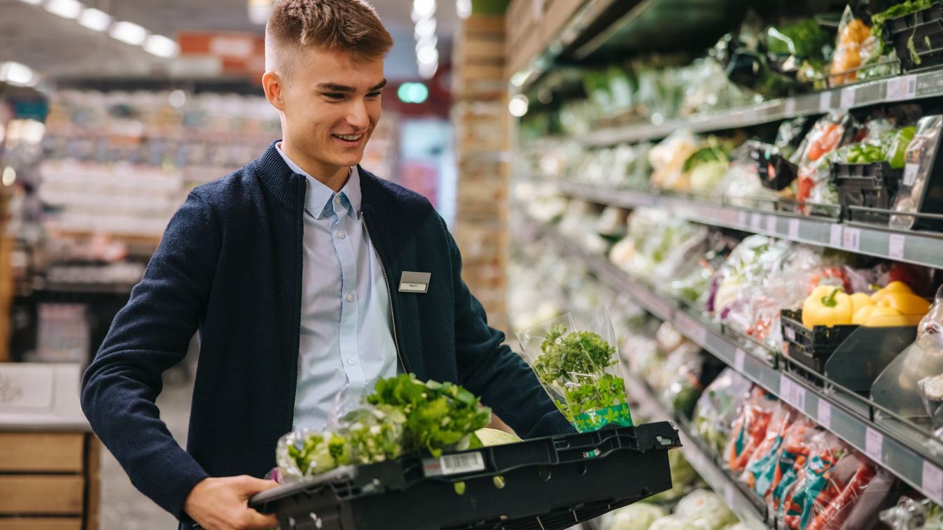 Szezonális munkalehetőségek a Balatonnál: mit kínálnak a nagy áruházláncok a nyári roham idején?