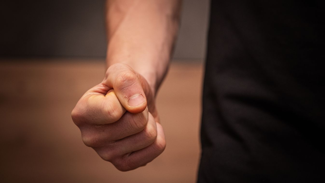 A sofőr minősíthetetlenül viselkedett, verekedett, miután balesetet okozott