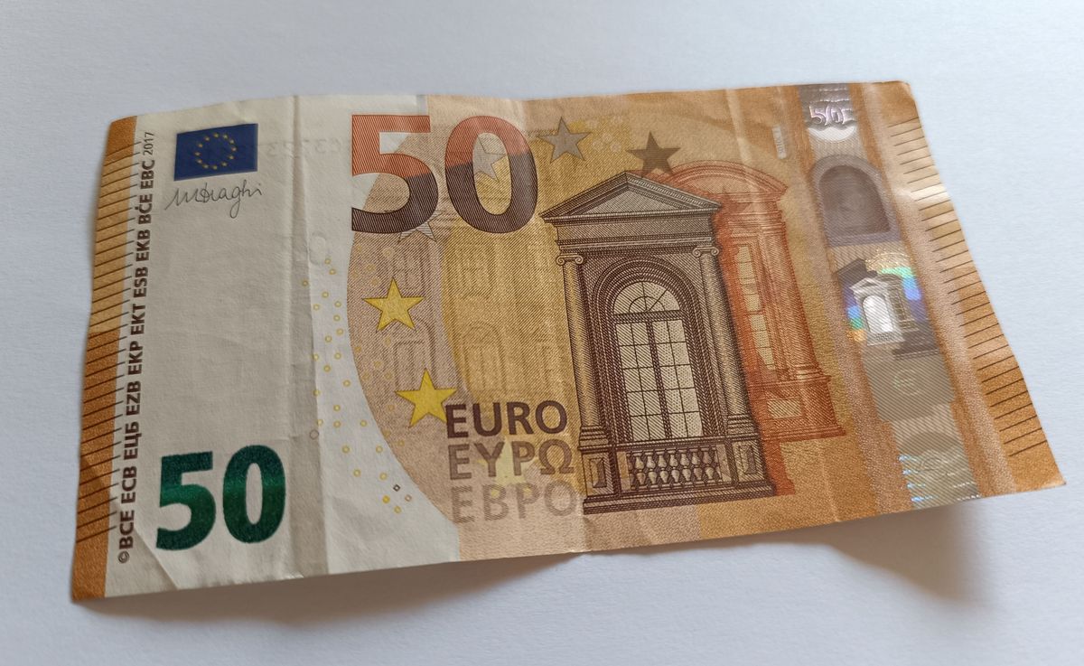 Az 50 eurós bankjegyek törvényes fizetőeszközök, csak a sérültek bevonásáról, illetve cseréjéről döntött a spanyol központi bank