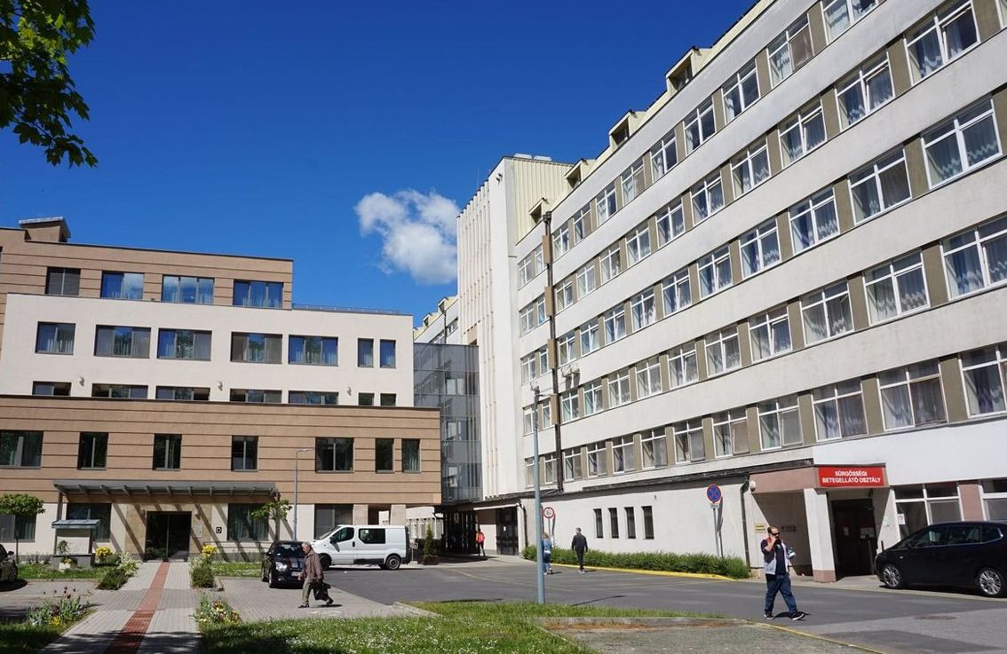 Az udvar felől közelíthető meg a Zala Vármegyei Szent Rafael Kórház sürgősségi betegellátó osztálya, piros tábla jelzi