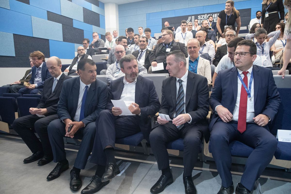 Járművek jövője konferencia megnyitóján balról: Vigh László, Prof. dr. Palkovics László, Balaicz Zoltán és Dr. Weltsch Zoltán