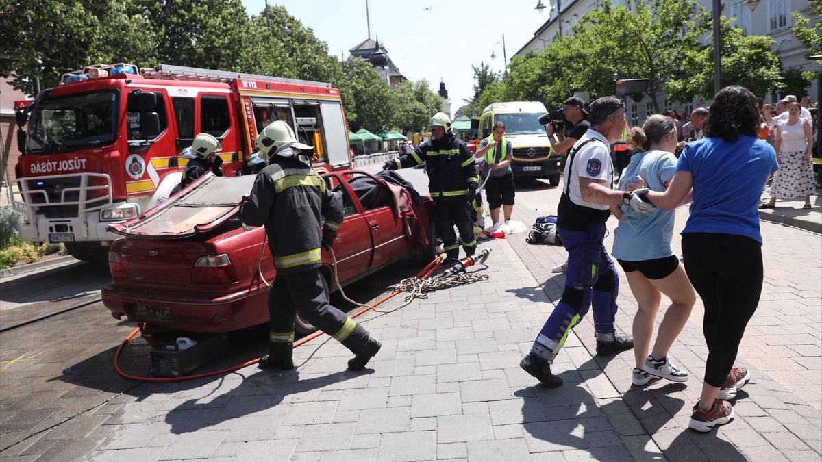 A rollerest elütötte az autó, vérben fekve várt segítségre, az autó szélvédőjén kiesett a sofőr (galéria, videó)