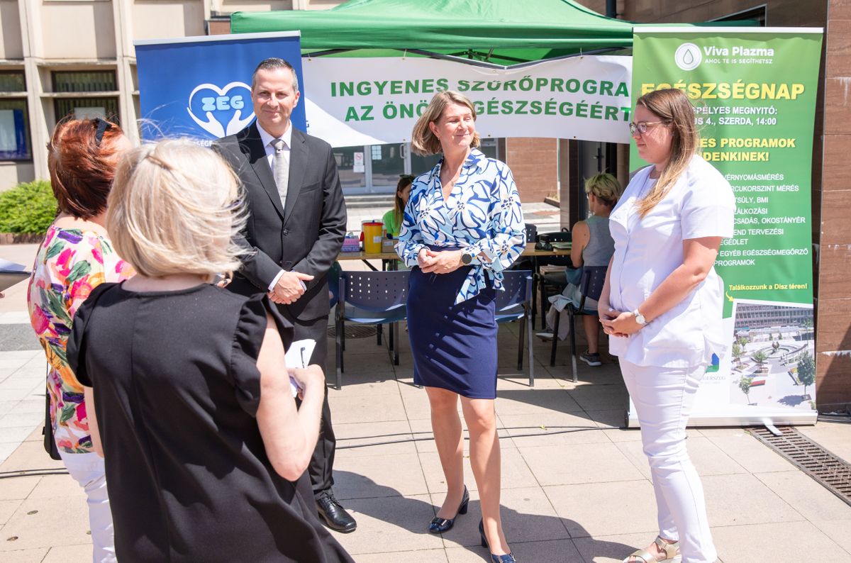 Egészségnap a Viva Plazma szervezésében a zalaegerszegi Dísz téren. Képünkön Balaicz Zoltán, Dr. Téglásné Zalavölgyi Judit és Dr. Kovács Nikoletta Hajnalka