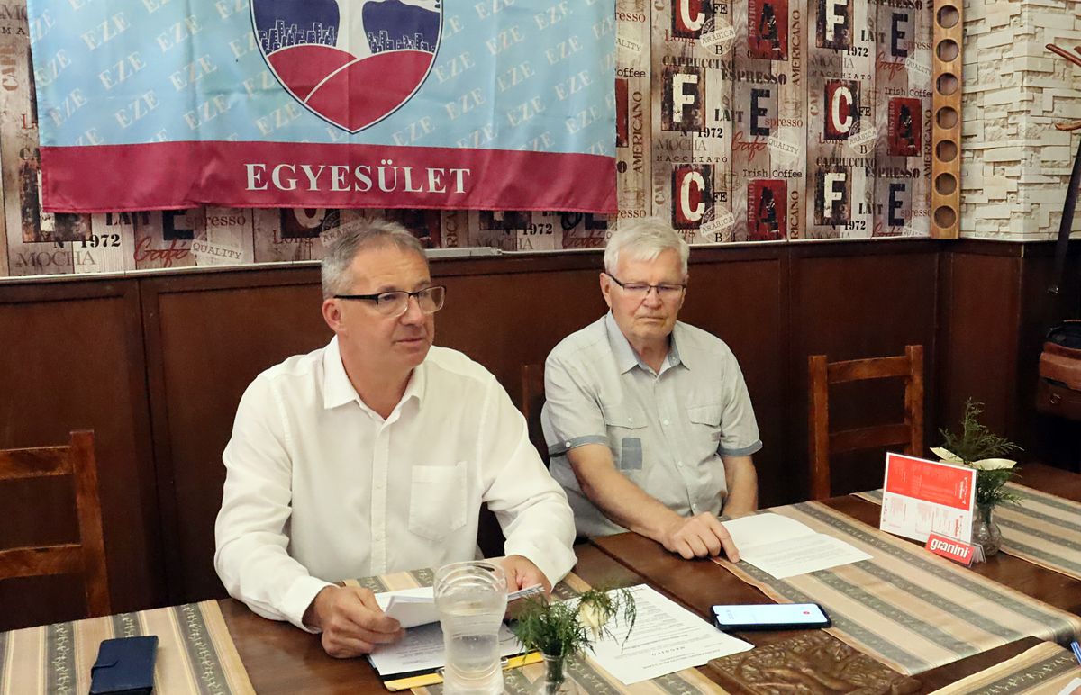 EZE. Sajtótájékoztatót tartottak: balról Major Zsolt mellette dr. Vándor László