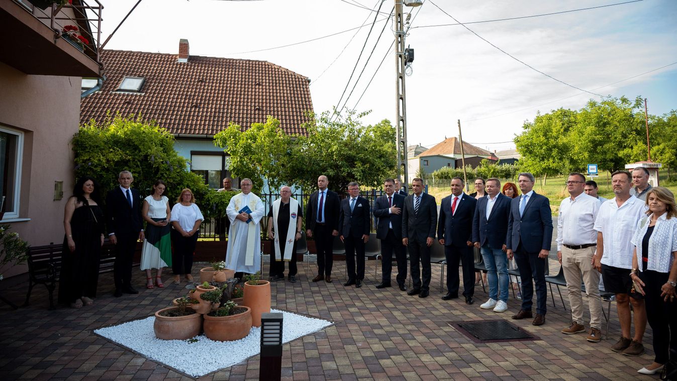 Látványos, egyedi stílusú, kétnyelvű utcanévtáblákat avattak Zalában (videó)