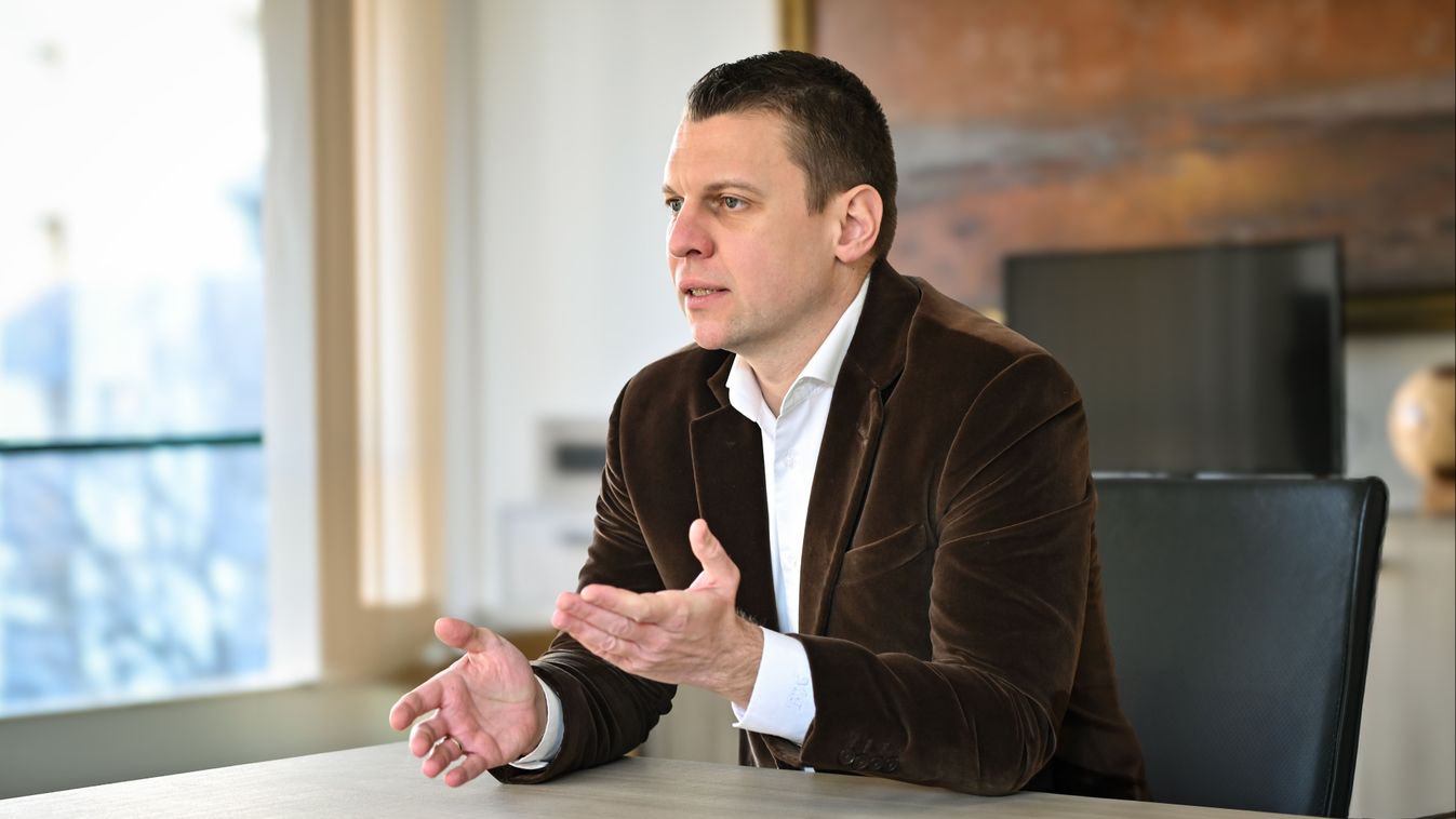 Menczer Tamás szerint minden forrásra és útvonalra szükség van, az oroszra is