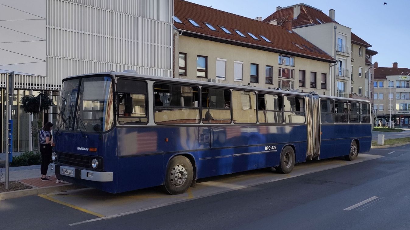 Retro busz száguldott a kertváros felé a Múzeumok Éjszakáján (galéria, videó)