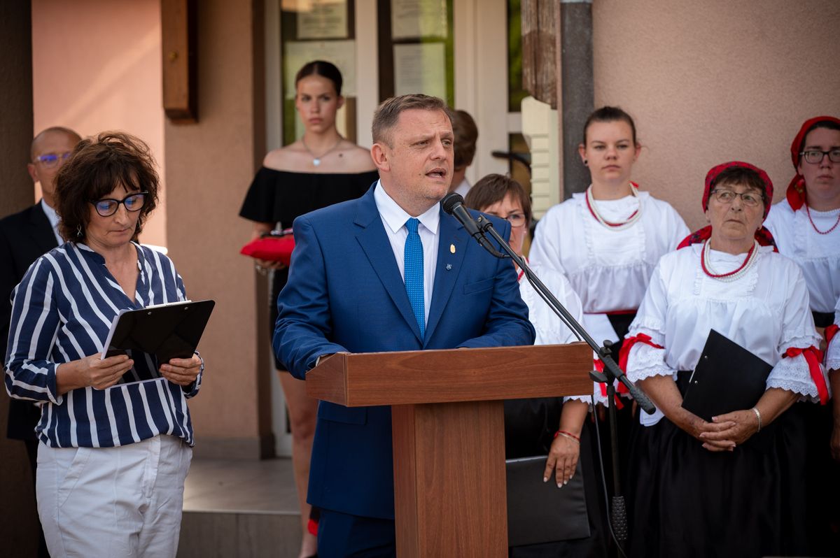 kétnyelvű utcanévtáblák